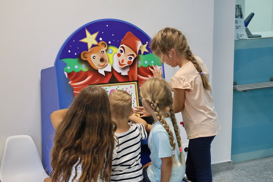 Mädchengruppe vor Kinder-Touch-Screen in der Kinderspielecke | © Linz Airport