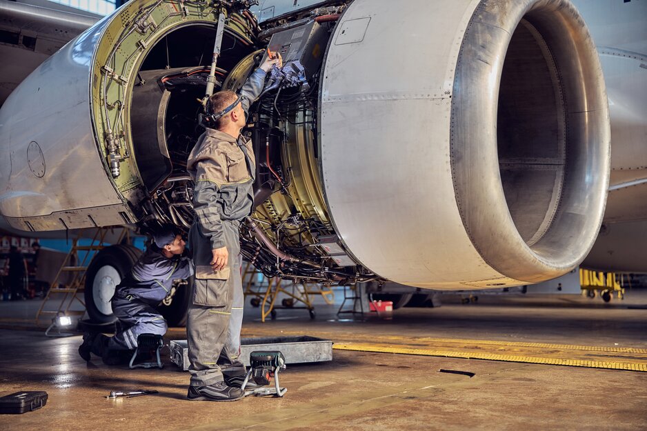 Fluggerätemechaniker beim Warten eines Triebwerks | © Envato Elements