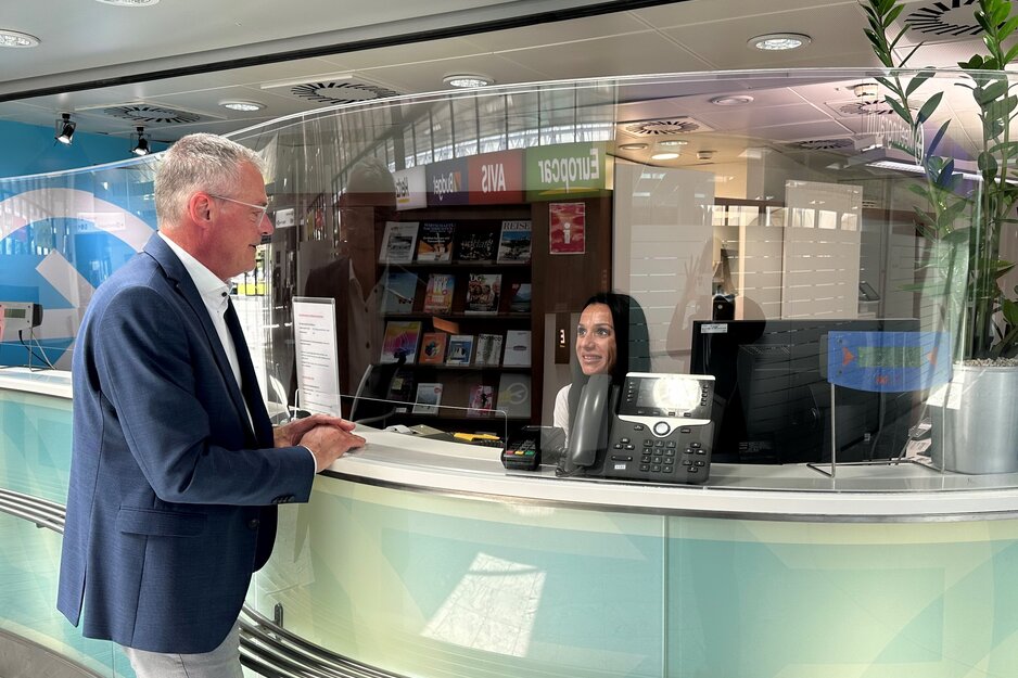 Passagier beim Informationsgespräch am Counter | © Linz Airport