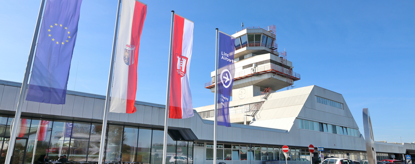 Vorderfront Flughafen mit Tower und Fahnen | © Flughafen Linz
