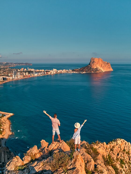 Blick von einem Felsen auf Alicante mit winkendem Parr im Vordergrund | © Envato Elements