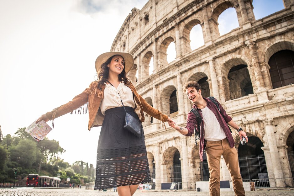 Glückliches junges Touristenpaar vor dem Kolosseum in Rom | © Envato elements
