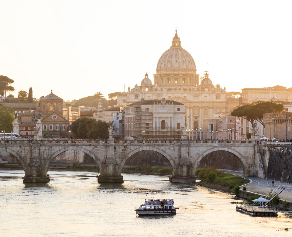 Blick auf den Vatikan und den Petersdom im Morgengrauen | © Envato Elements