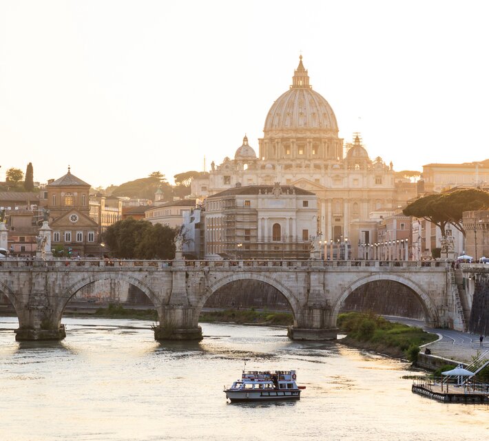 Blick auf den Vatikan und den Petersdom im Morgengrauen | © Envato Elements