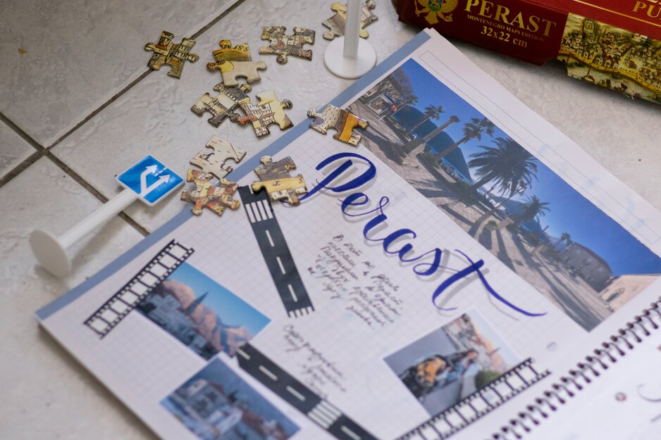 Aufgeschlagenes Urlaubstagebuch mit Puzzleteilen | © Unsplash