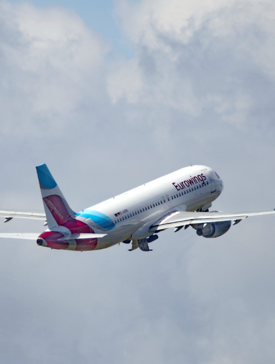A320 der Eurowings von hinten in die Wolken fliegend | © Linz Airport