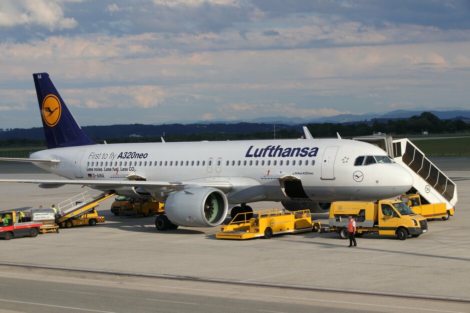A320 neo  der Lufthansa bei der Vorfeldabfertigung | © Linz Airport