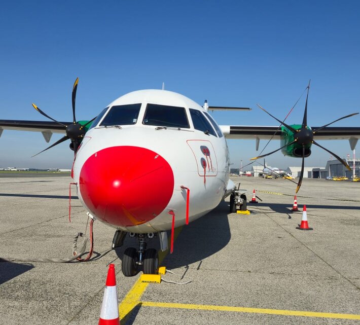 ATR72 von DAT mit roter "Nase" | © Linz Airport