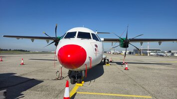 ATR72 von DAT mit roter "Nase" | © Linz Airport