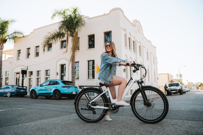 Radfahrerin im in einer Stadt in einem Urlaubsland | © Photo by <a href="https://unsplash.com/@kbobike?utm_source=unsplash&utm_medium=referral&utm_content=creditCopyText">KBO Bike</a> on <a href="https://unsplash.com/?utm_source=unsplash&utm_medium=referral&utm_content=creditCopyText">Unsplash</a>   