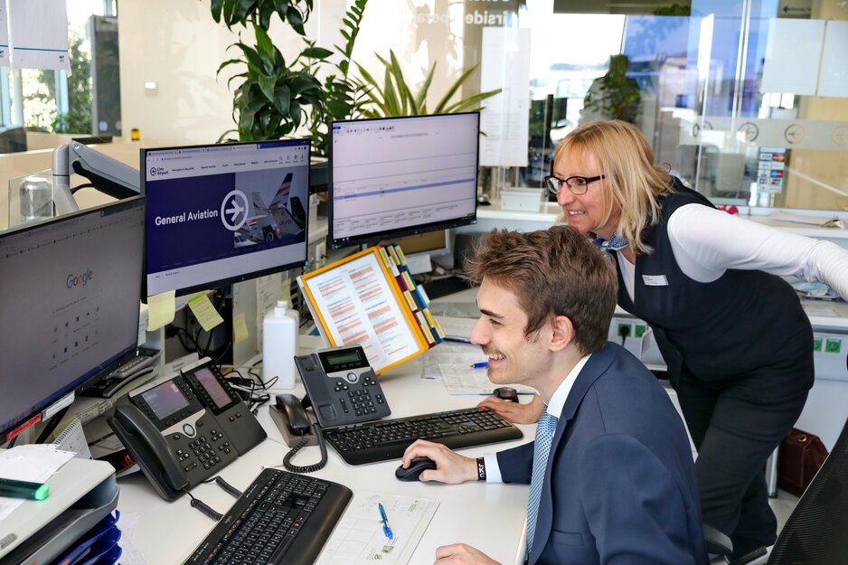 General Aviation Mitarbeiter beim gemeinsamen Betrachten des Monitors | © Linz Airport