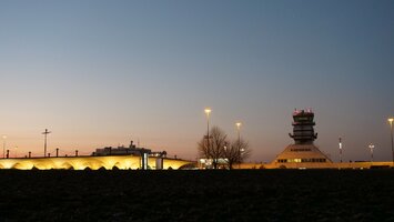 Flughafensilhouette landseitig im Morgengrauen | © Linz Airport