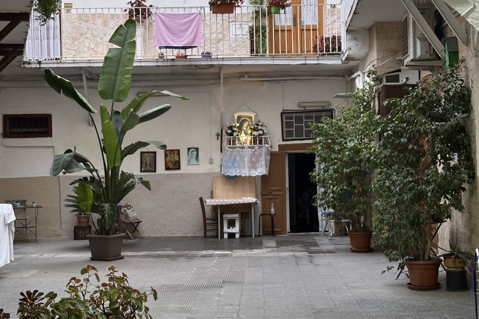 Innenhof mit Marienaltar in Bari | © Linz Airport