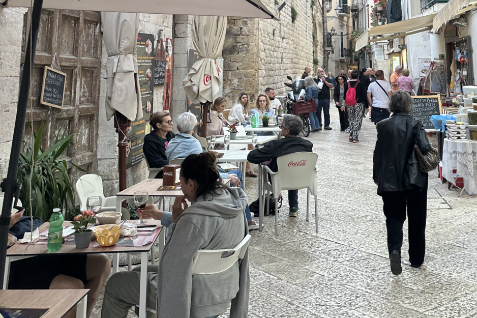 Gasse mit Lokalen und Verkaufsständen in Bari | © Linz Airport