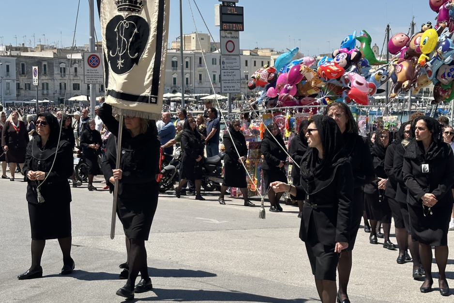 schwarzgekleidete Frauen mit Schleier bei einem kirchlichen Umzug in Trani | © Linz Airport