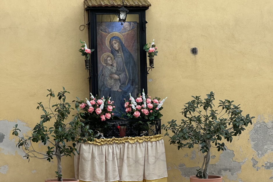 Hausfassade mit Marienaltar in Bari | © Linz Airport