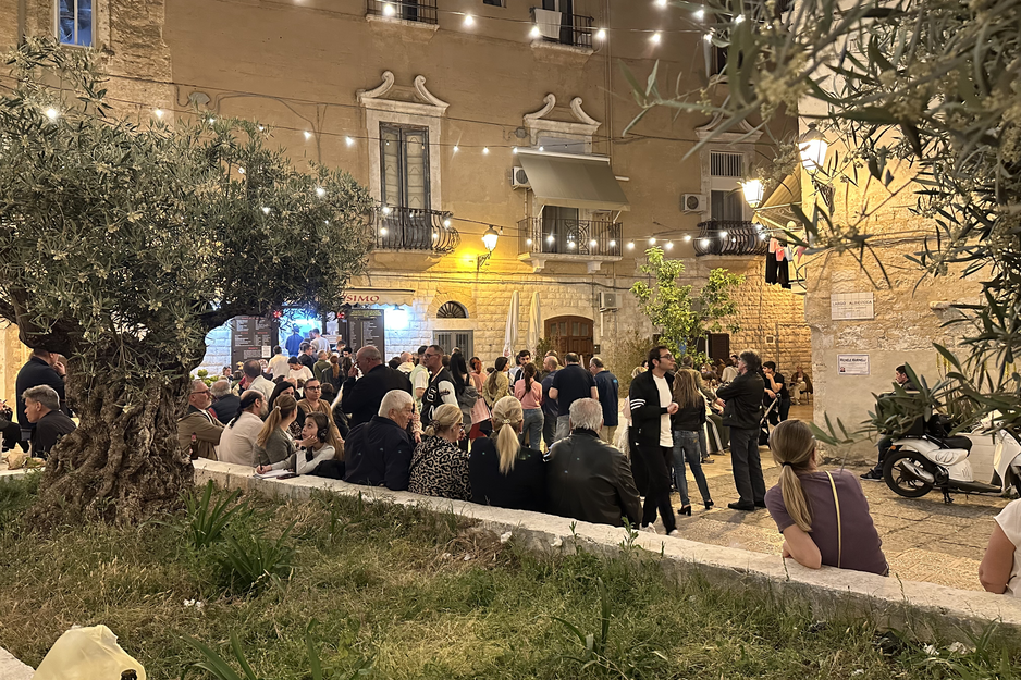 belebter Platz in Bari, Menschen stellen sich vor Take away-Pizzeria an | © Linz Airport