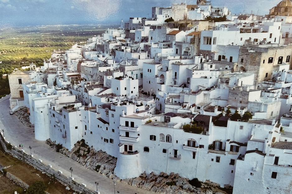 Ostuni von oben, abfotografiert von einer Schautafel | © Linz Airport