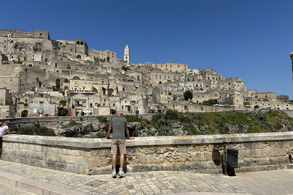 Mann betrachtet das Stadtbild von Matera | © Linz Airport