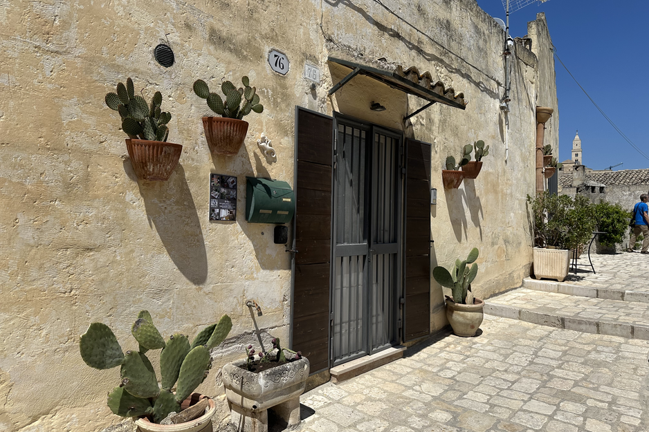 Hauseingang geschmückt mit Kakteen in Matera | © Linz Airport