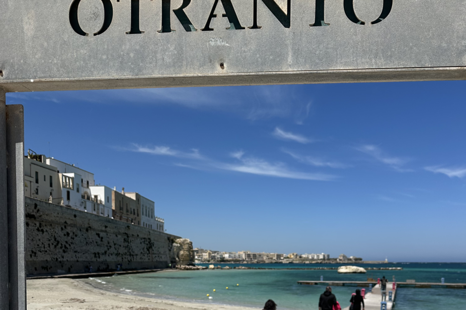 Blick vom Steg ins Meer auf die Stadt Ortranto | © Linz