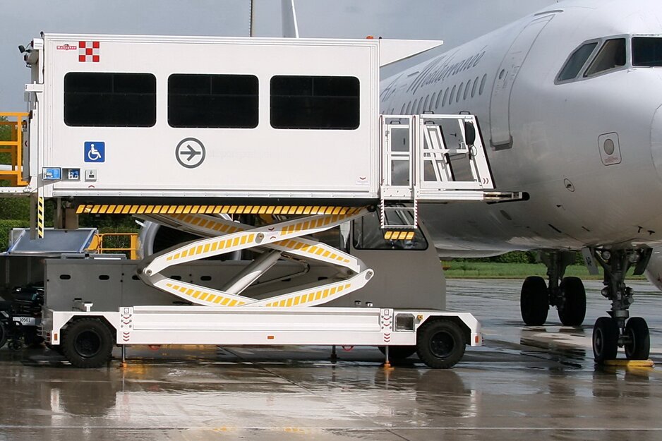 PRM-Fahrzeug bei Lufthansa Maschine | © Linz Airport