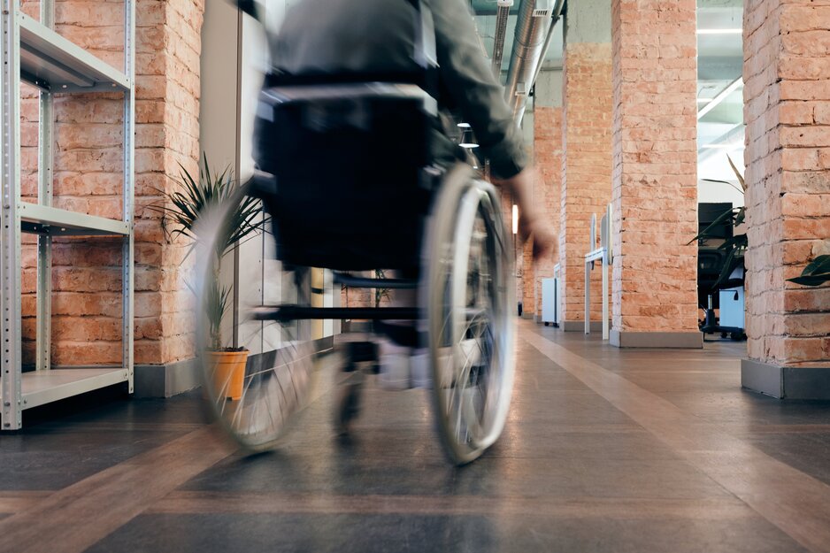Rollstuhlfahrer im Gang | © Marcus Aurelius Pexels