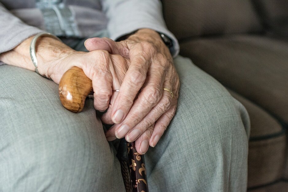 Hände einer älteren Frau im Schoß gefaltet  | © Pixabay