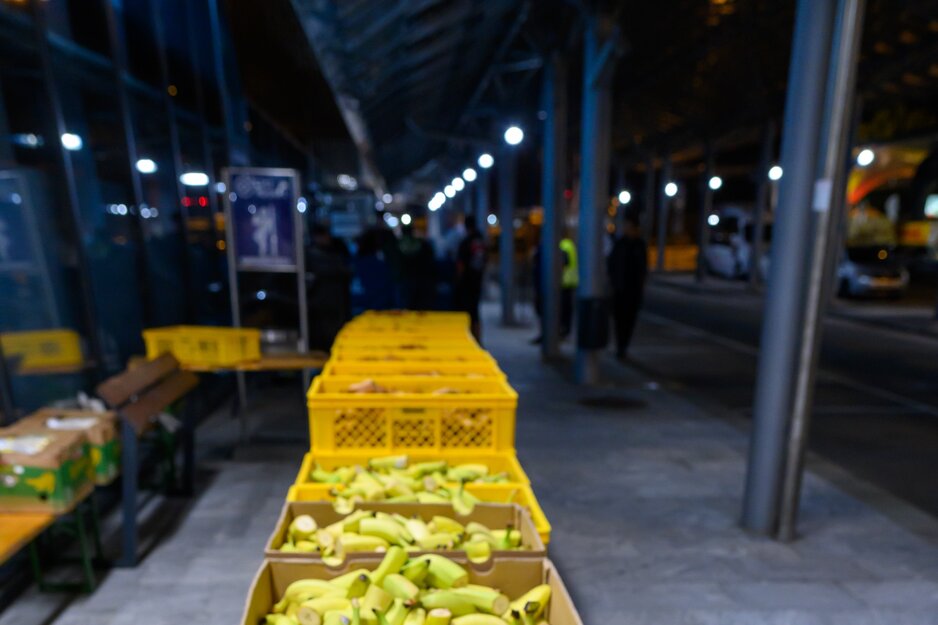 Bananen in Schachteln bei Labstelle | © Wolfgang Simlinger