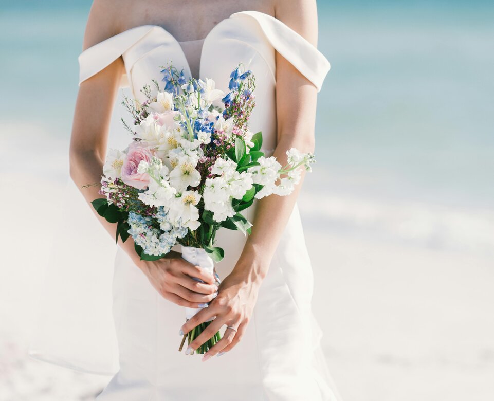 Körpermitte einer Braut in elegantem Kleid mit wunderschönen Blumenstrauß | © Pexels