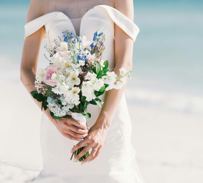 Körpermitte einer Braut in elegantem Kleid mit wunderschönen Blumenstrauß | © Pexels