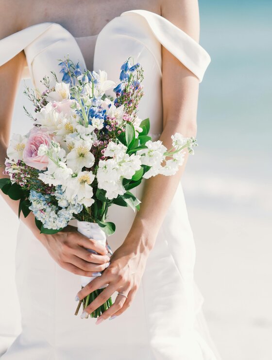 Körpermitte einer Braut in elegantem Kleid mit wunderschönen Blumenstrauß | © Pexels