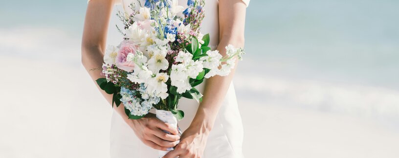 Körpermitte einer Braut in elegantem Kleid mit wunderschönen Blumenstrauß | © Pexels
