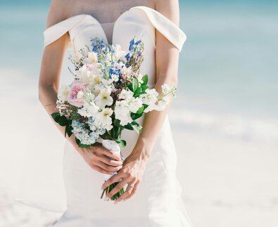 Körpermitte einer Braut in elegantem Kleid mit wunderschönen Blumenstrauß | © Pexels