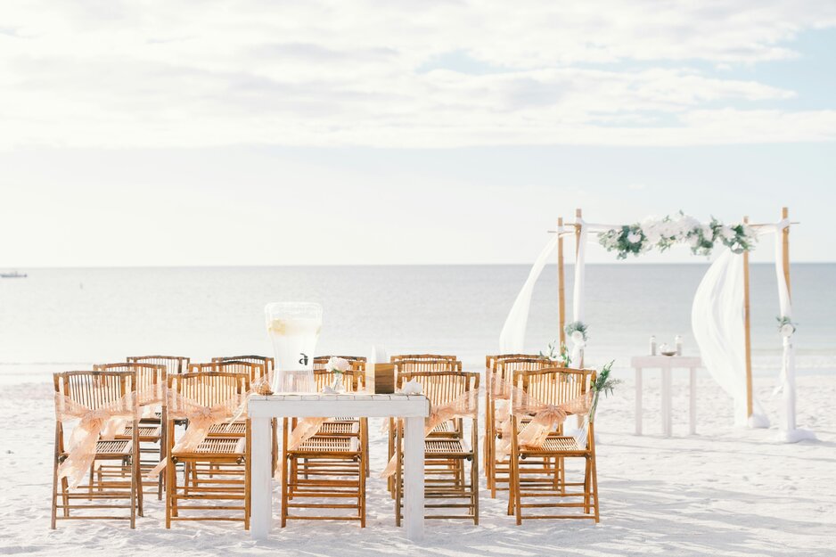 Hochzeitsbogen und Bestuhlung am Strand | © Pexels