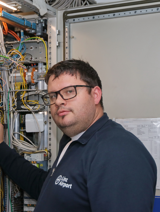 Elektriker vor offenem Schaltschrank | © Linz Airport