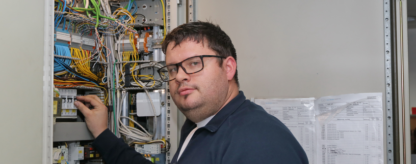 Elektriker vor offenem Schaltschrank | © Linz Airport
