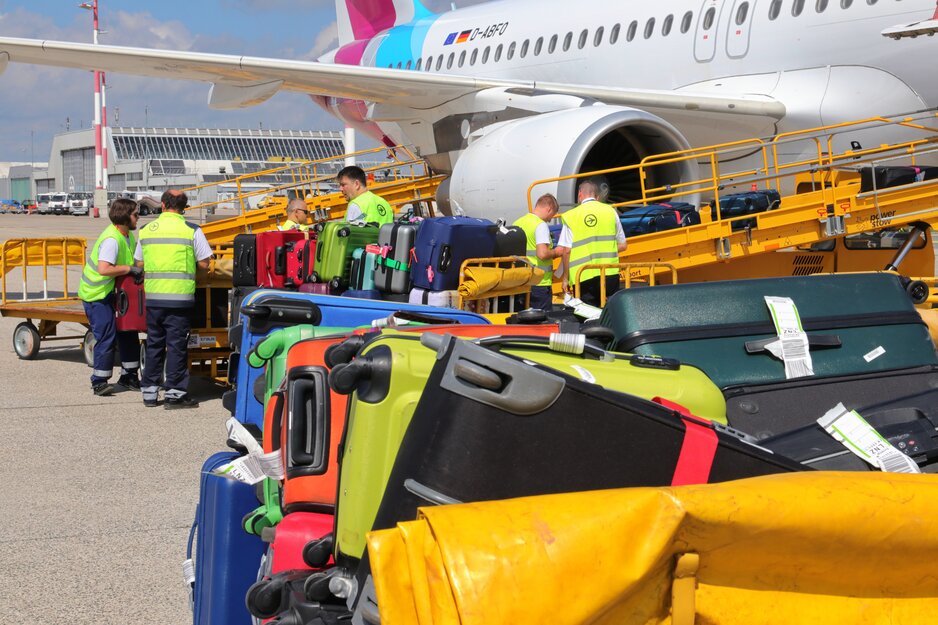 Vorfeldmannschaft beim Beladen eines Eurowingsflugzeugs | © Linz Airport