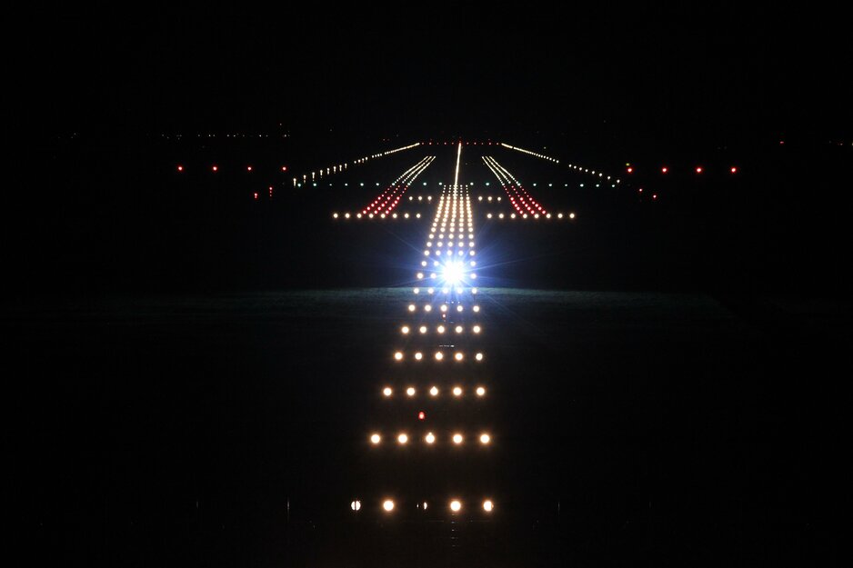 Anflugbeleuchtung der Landebahn bei Nacht | © Linz Airport