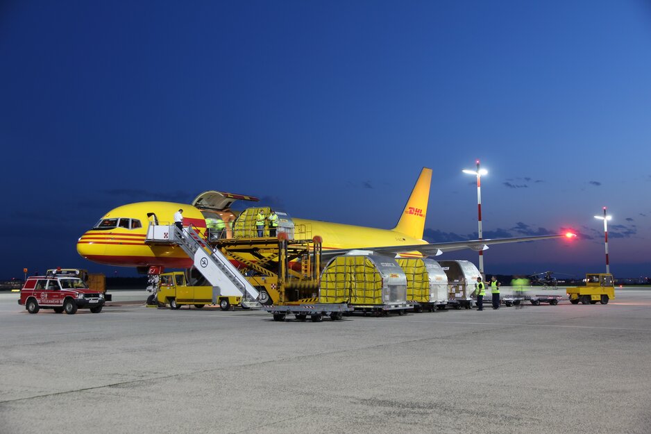 DHL Frachtflugzeug beim Beladen | © Linz Airport