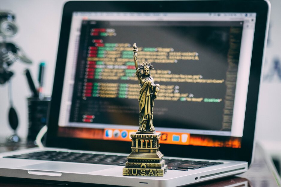 Figur der amerikanischen Freiheitsstatue vor einem Bildschirm auf einem Schreibtisch | © Pexels