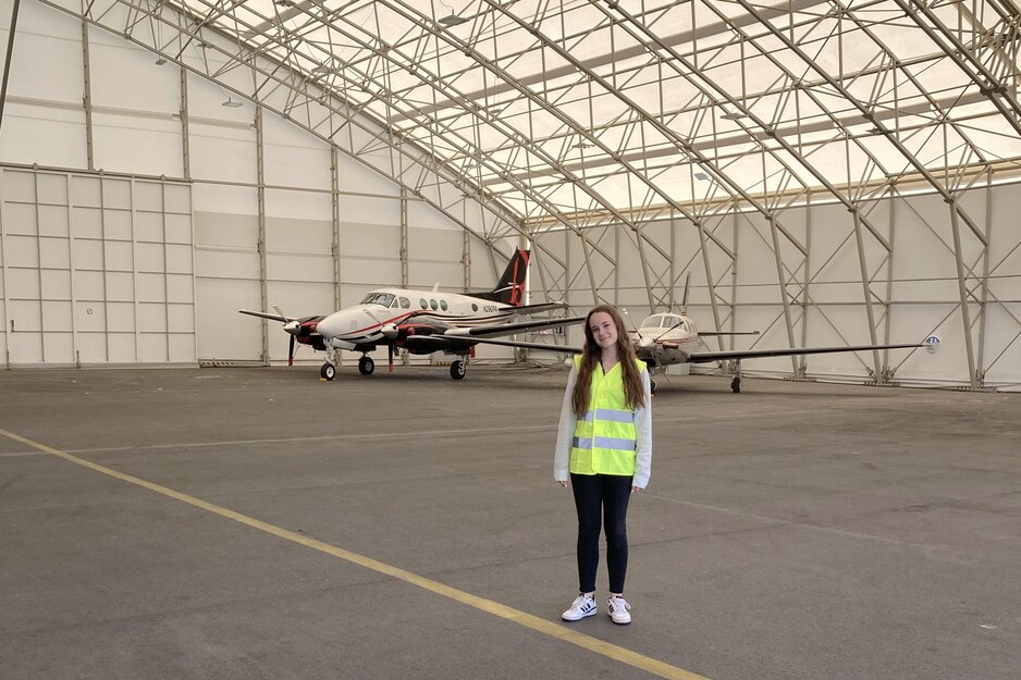 Ferialmitarbeiterin im Hangar | © Linz Airport