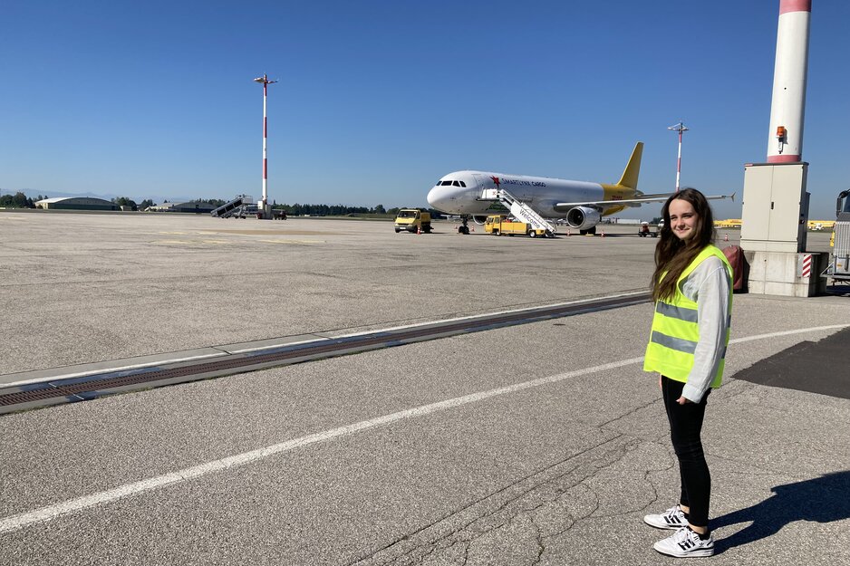 Ferialmitarbeiterin am Vorfeld | © Linz Airport