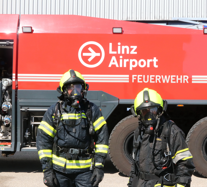 Zwei Feuerwehrleute vor dem Panther des Linz Airports | © Linz Airport