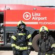 Zwei Feuerwehrleute vor dem Panther des Linz Airports | © Linz Airport