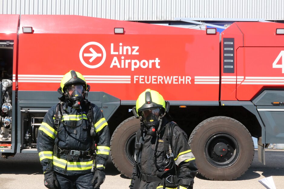Zwei Feuerwehrleute vor dem Panther des Linz Airports | © Linz Airport