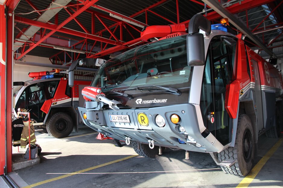 Zwei Löschfahrzeuge Panther in der Garage des Flughafens  | © Linz Airport