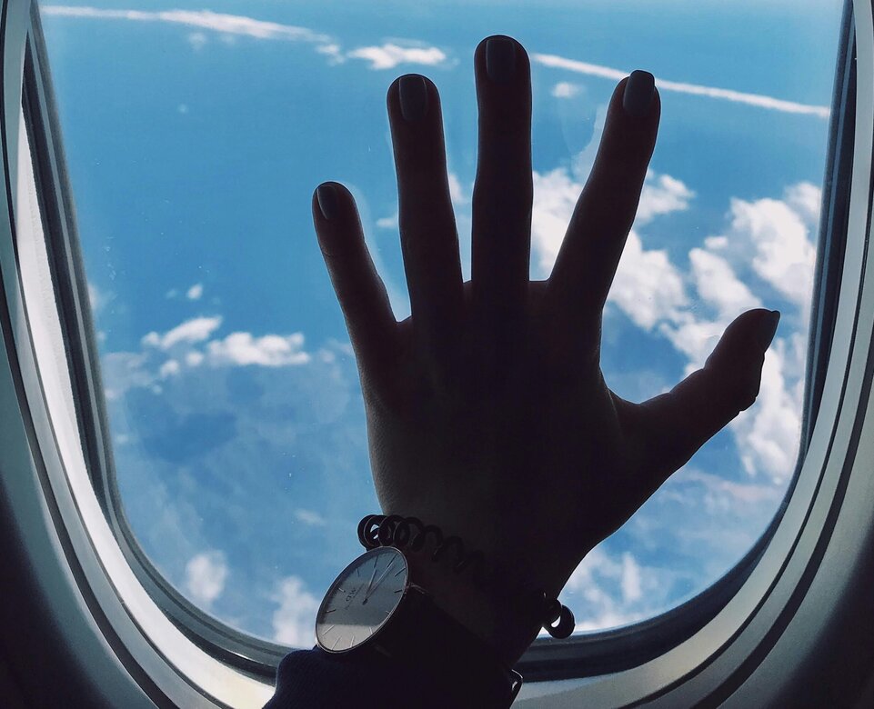 Hand auf Flugzeugfenster | © Pexels Hand auf Flugzeugfenster | © Pexels