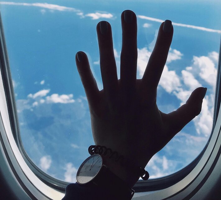 Hand auf Flugzeugfenster | © Pexels