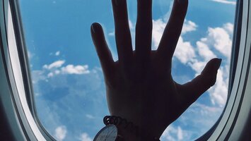Hand auf Flugzeugfenster | © Pexels